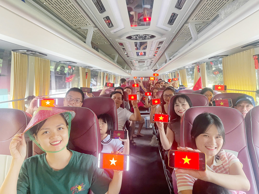 Hàng nghìn người dân Bắc Ninh phấn khởi đi xe miễn phí tham quan Triển lãm thành tựu đất nước tại Hà Nội