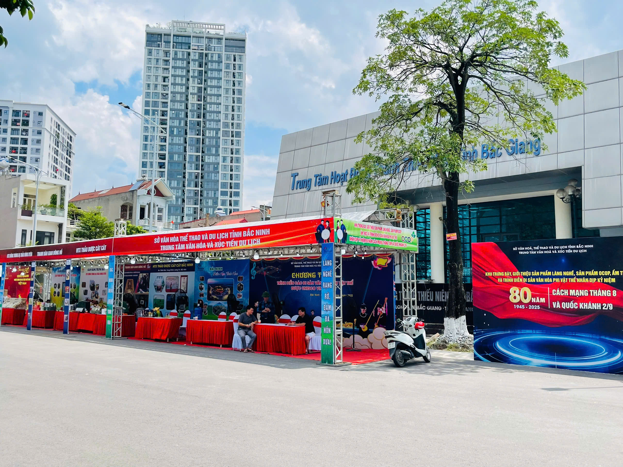 Bắc Ninh: tổ chức thành công các gian trưng bày, giới thiệu sản phẩm làng nghề, sản phẩm Ocop, ẩm thực và trình diễn di sản văn hóa phi vật thể nhân dịp kỷ niệm 80 năm Cách mạng tháng Tám và Quốc khánh 2/9