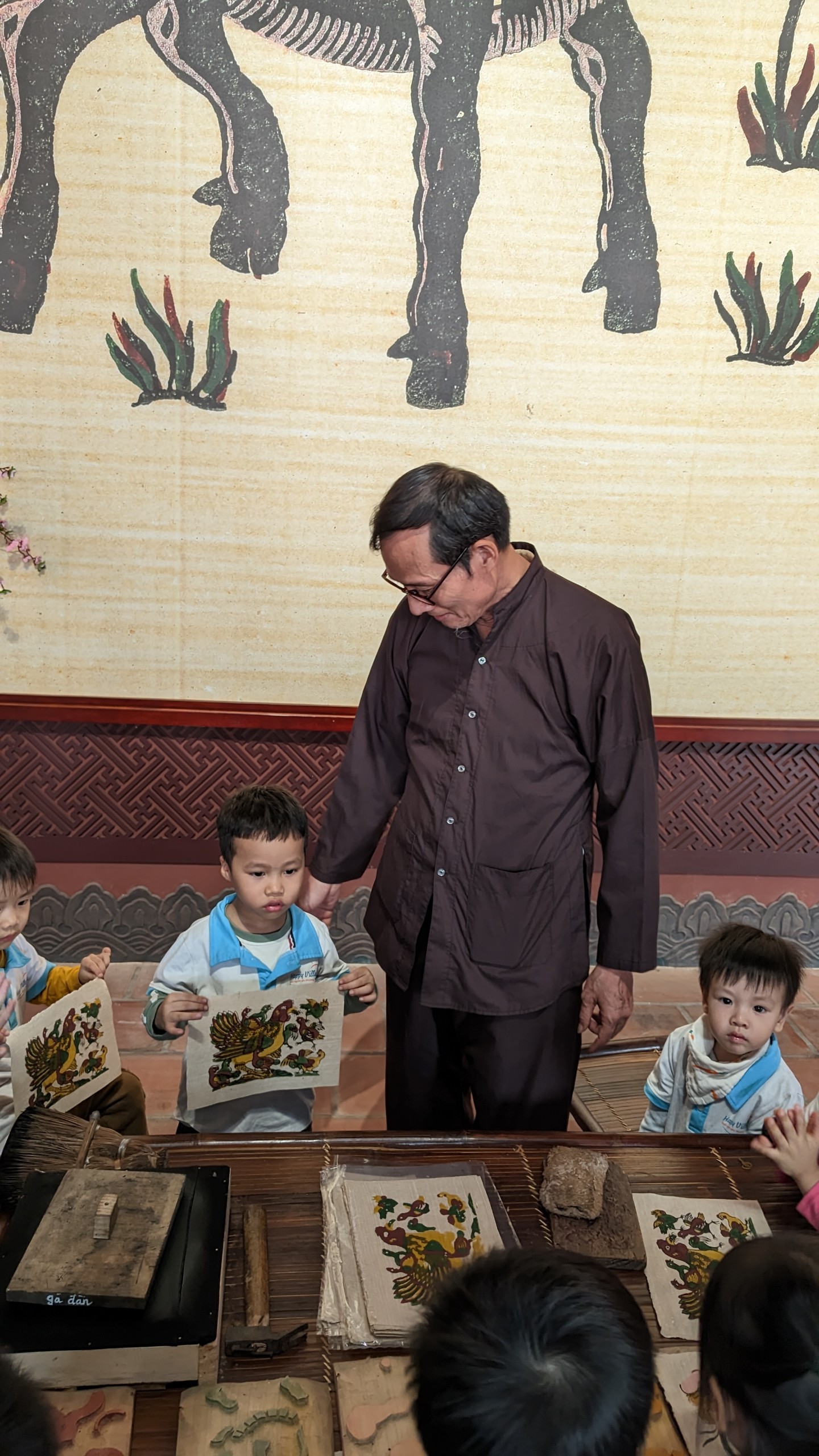 Trường mầm non Happy Village tham quan và trải nghiệm nghề làm tranh dân gian Đông Hồ