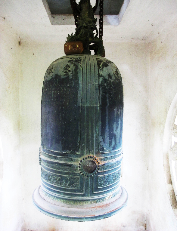 Về tấm bia đá và quả chuông đồng tại chùa Diên Khánh