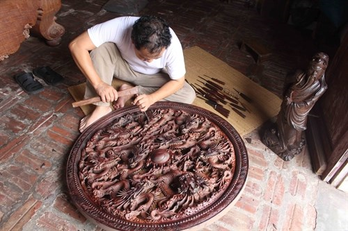 Làng nghề chạm khắc gỗ.