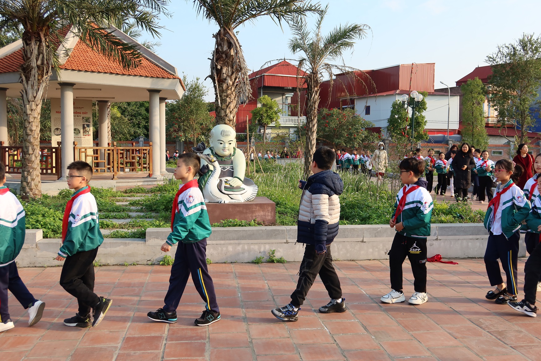 Trường Tiểu học Tiền An tham quan và trải nghiệm nghề làm tranh dân gian Đông Hồ