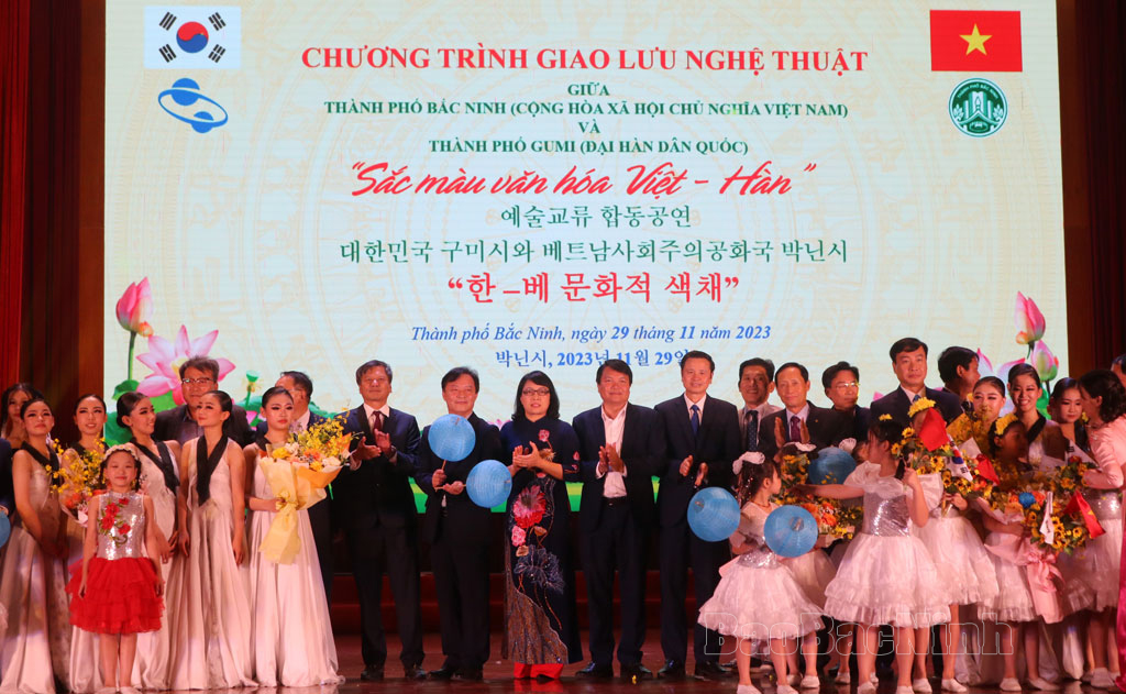 Giao lưu nghệ thuật "Sắc màu văn hóa Việt-Hàn"