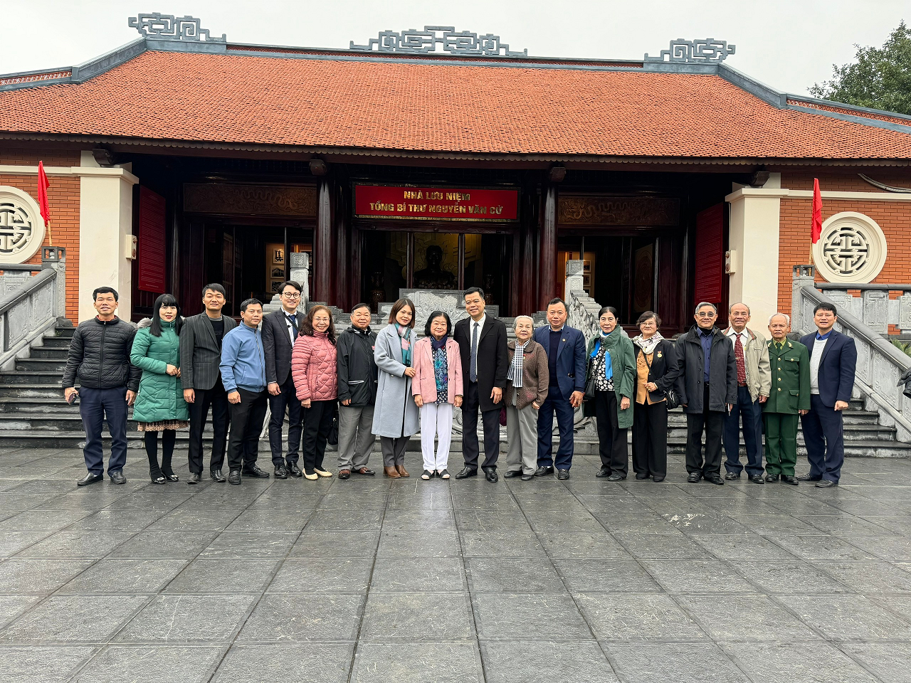 Đoàn công tác Ban liên lạc toàn quốc chiến sỹ cách mạng Việt Nam bị địch bắt tù đày dâng hương Tổng Bí thư Nguyễn Văn Cừ