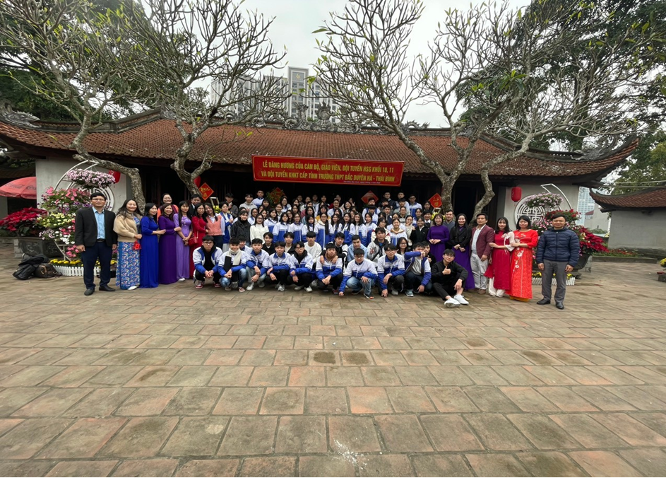 Đoàn trường THPT Bắc Duyên Hà, huyện Hưng Hà, tỉnh Thái Bình  dâng hương tại Văn Miếu Bắc Ninh