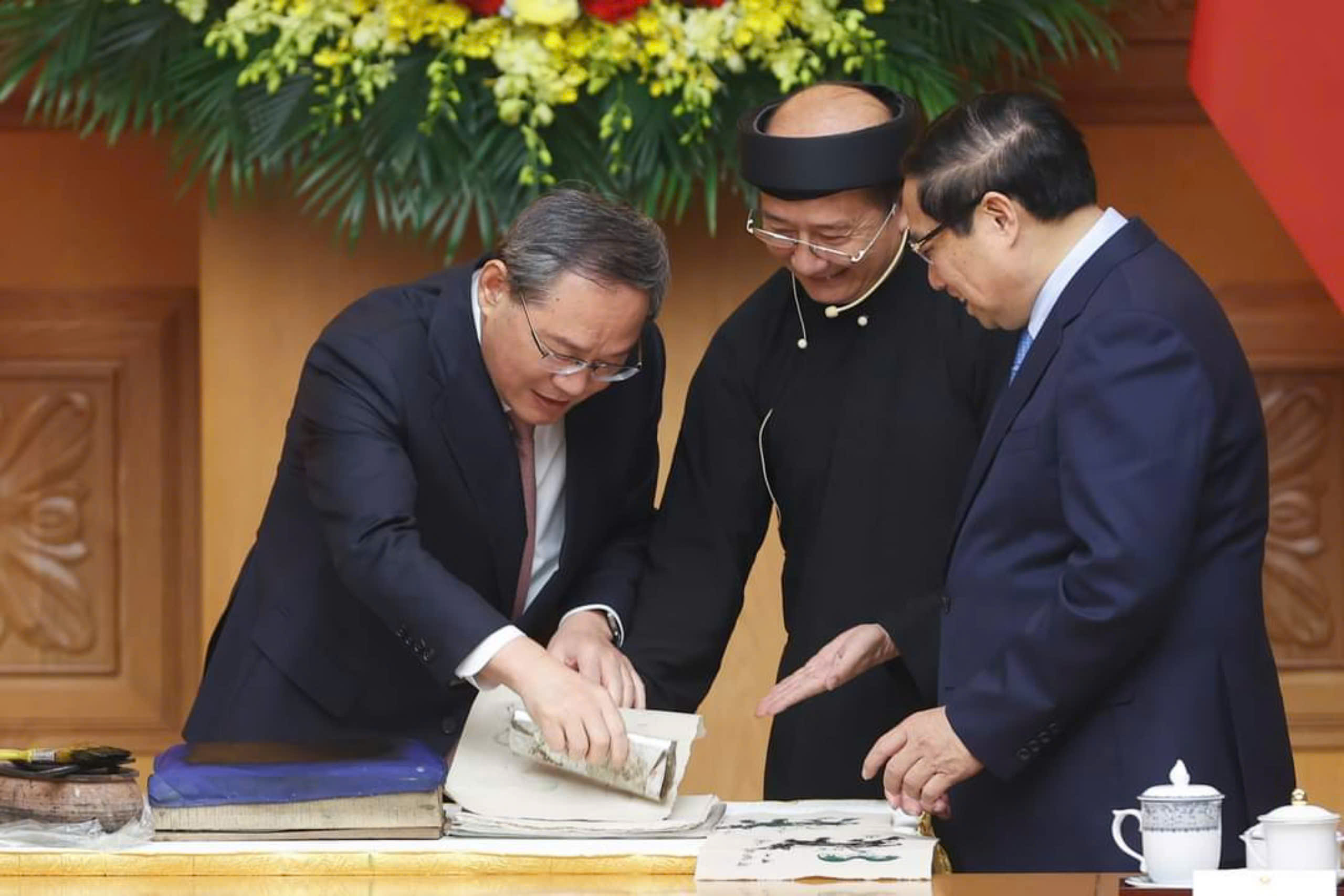 Hai Thủ tướng Việt Nam - Trung Quốc thưởng lãm dân ca Quan họ, tranh dân gian Đông Hồ