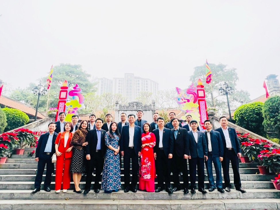 Đoàn Đại biểu Sở Văn hóa Thể thao và Du lịch tỉnh Bắc Giang dâng hương và tham quan tại Văn miếu Bắc Ninh