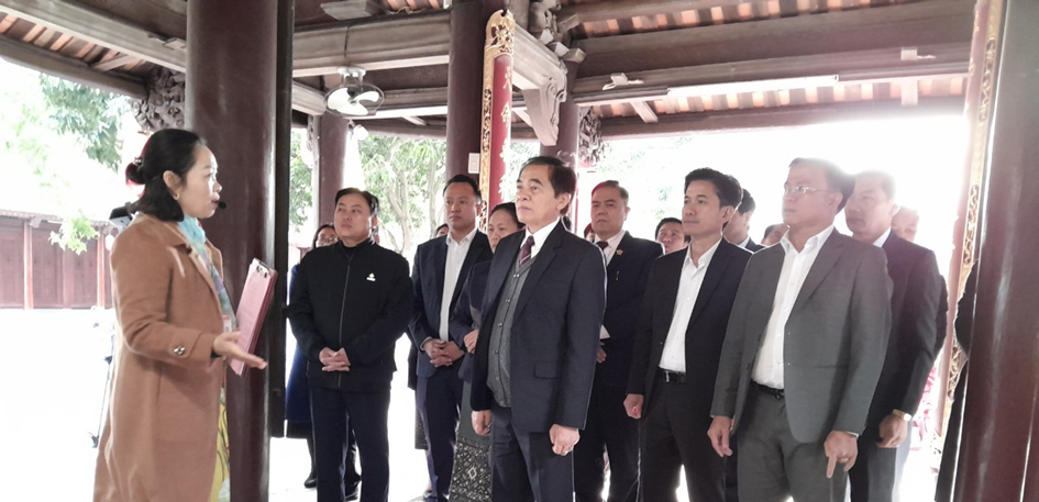 Đoàn đại biểu tỉnh Hủa Phăn dâng hương tưởng niệm các vị vua triều Lý