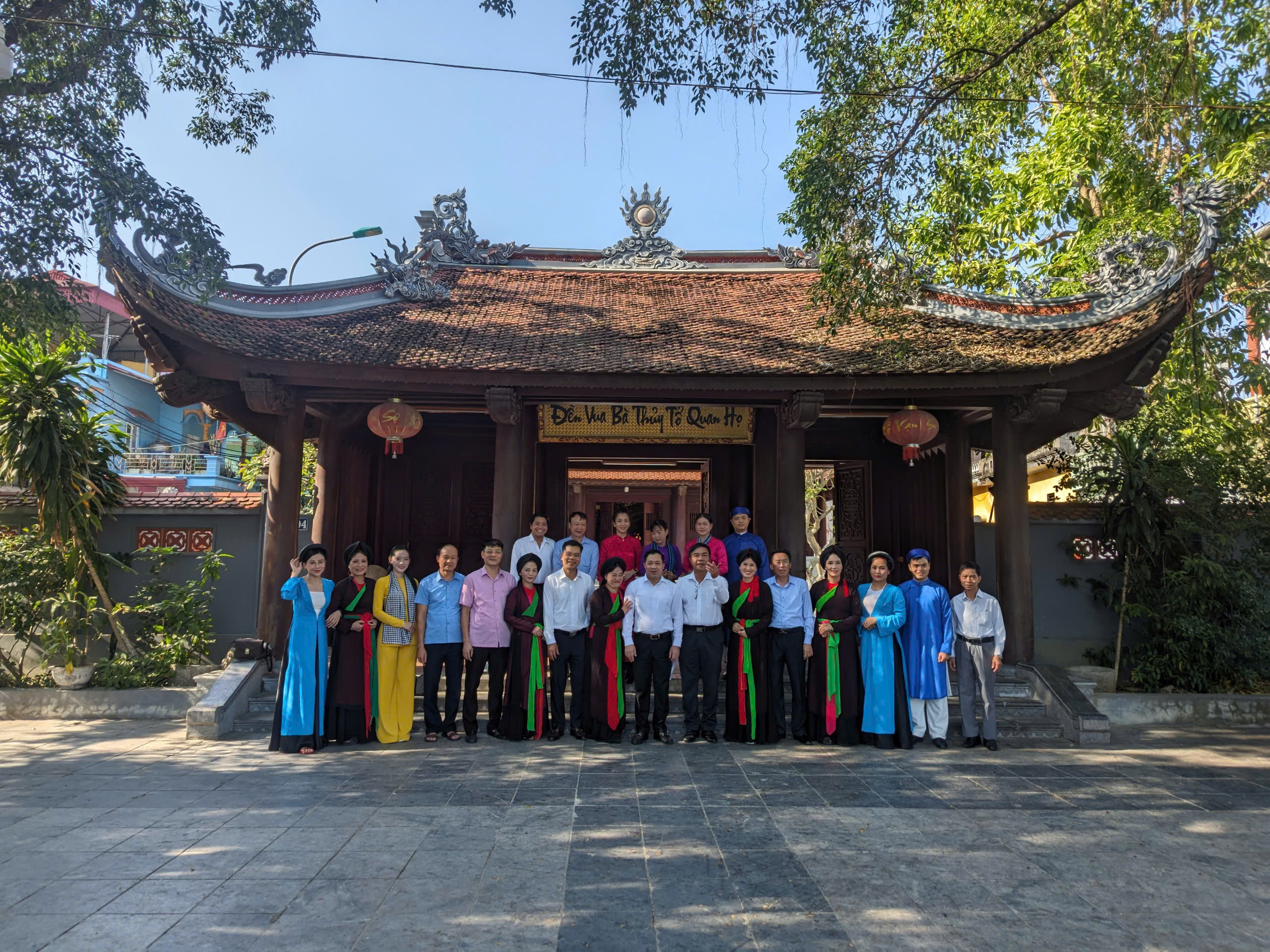 Về thăm dâng hương tri ân đức Vua Bà - Thủy tổ Quan họ