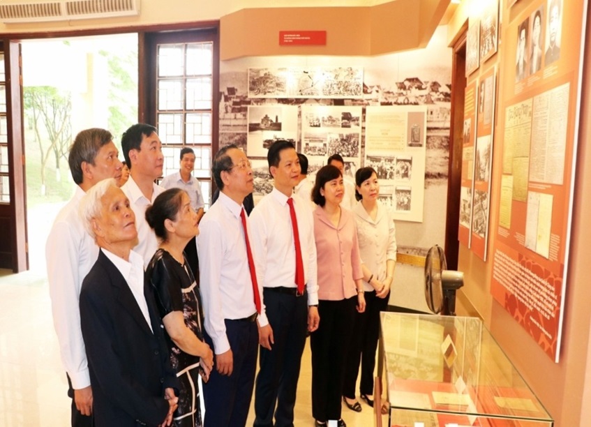 Lãnh đạo tỉnh dâng hương tưởng niệm đồng chí Hoàng Quốc Việt