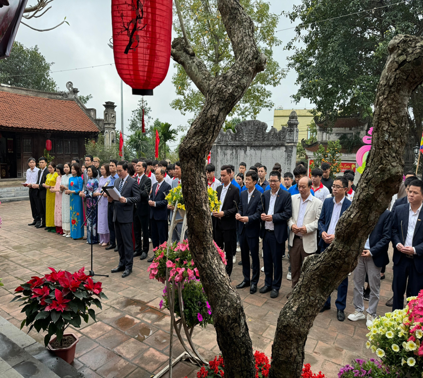 Đoàn Trường Cao đẳng Công Nghiệp Bắc Ninh dâng hương tại Văn Miếu Bắc Ninh nhân dịp đầu xuân năm mới 