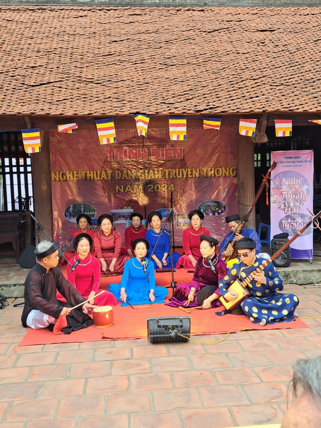 Trình diễn nghệ thuật dân gian truyền thống  tại di tích chùa Dâu