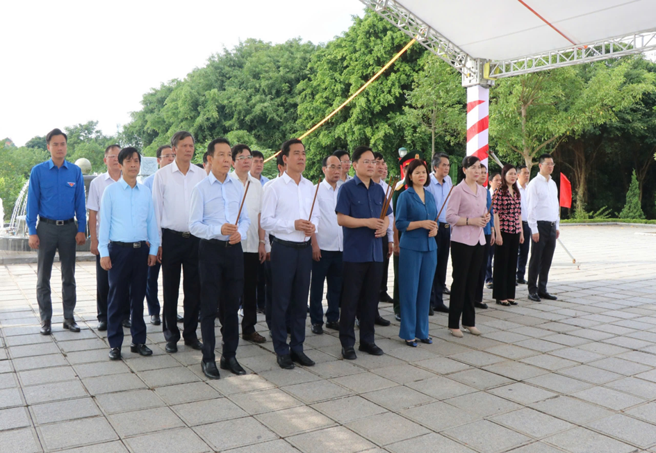 Lãnh đạo tỉnh dâng hương kỷ niệm 103 năm Ngày sinh đồng chí Lê Quang Đạo