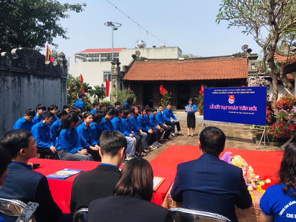 Trường Cao đẳng Cơ điện và Xây dựng Bắc Ninh tổ chức lễ dâng hương và Kết nạp Đoàn viên mới tại di tích Văn miếu Bắc Ninh