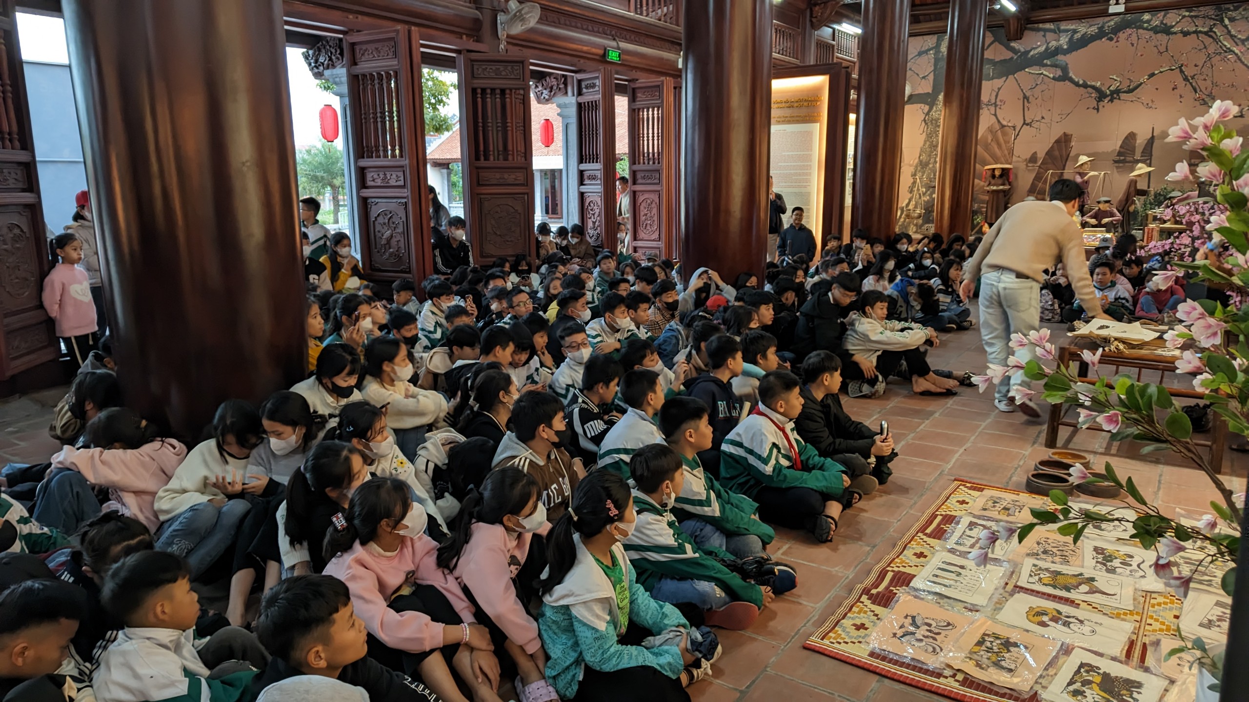 Học sinh trường THCS An Thịnh (huyện Lương Tài) tìm hiểu về tranh dân gian Đông Hồ.