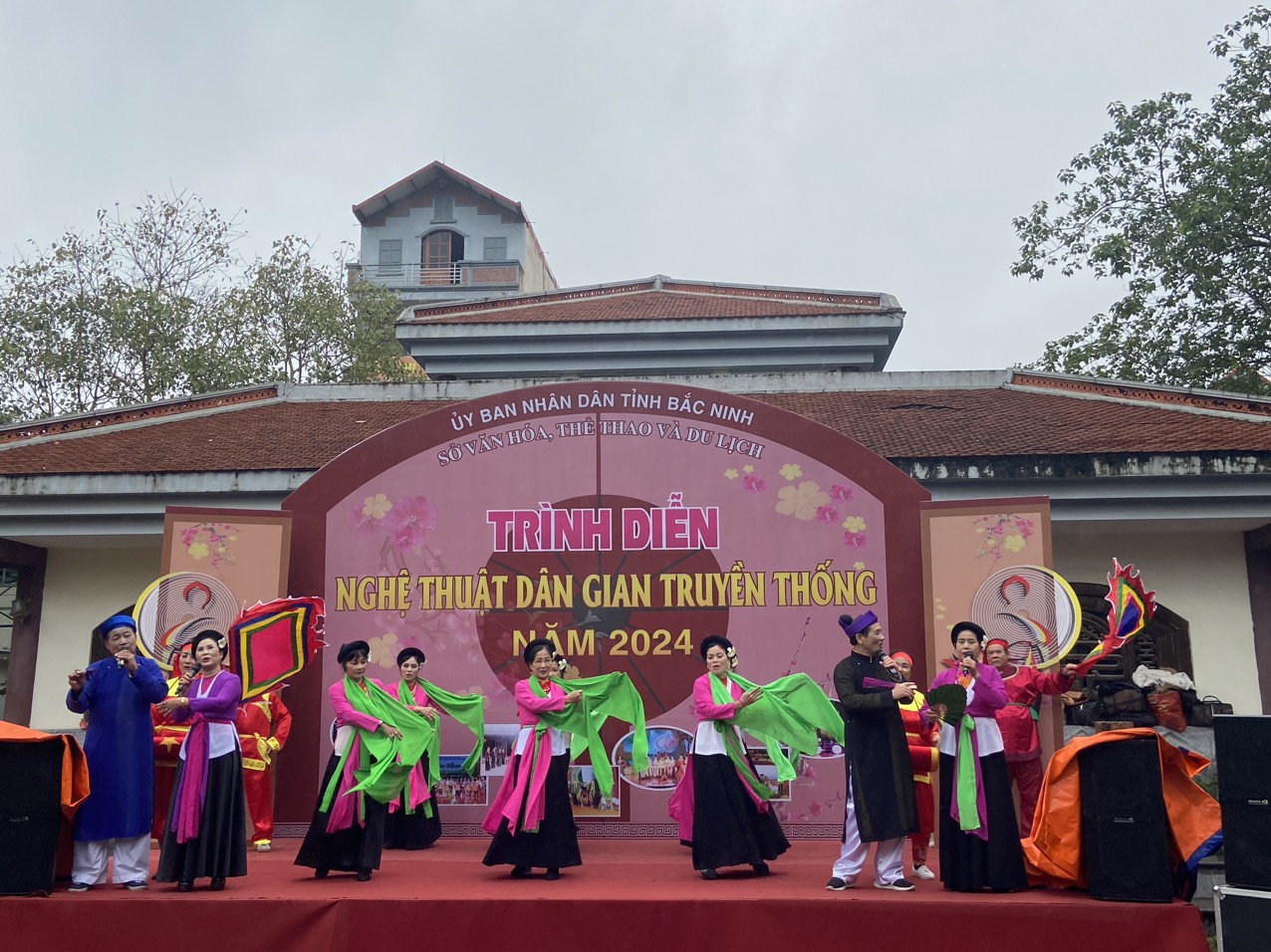 Trình diễn các loại hình nghệ thuật dân gian truyền thống và khu trưng bày, giới thiệu sản phẩm làng nghề tại Di tích Quốc gia đặc biệt chùa Phật Tích.