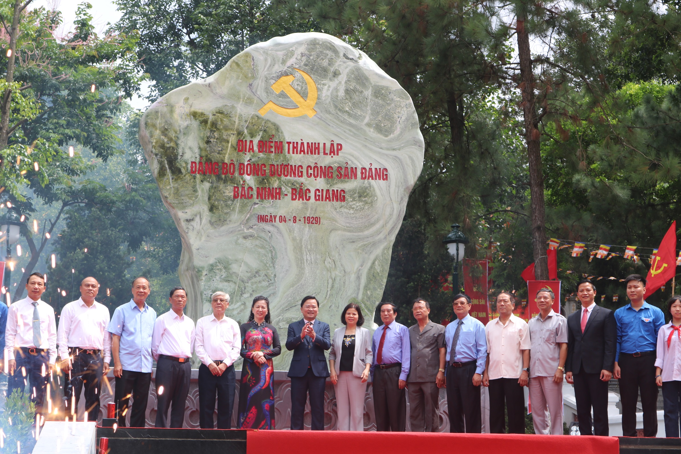 Dâng hương nhân kỷ niệm 95 năm Ngày thành lập Đảng bộ Đông Dương Cộng sản Đảng Bắc Ninh - Bắc Giang