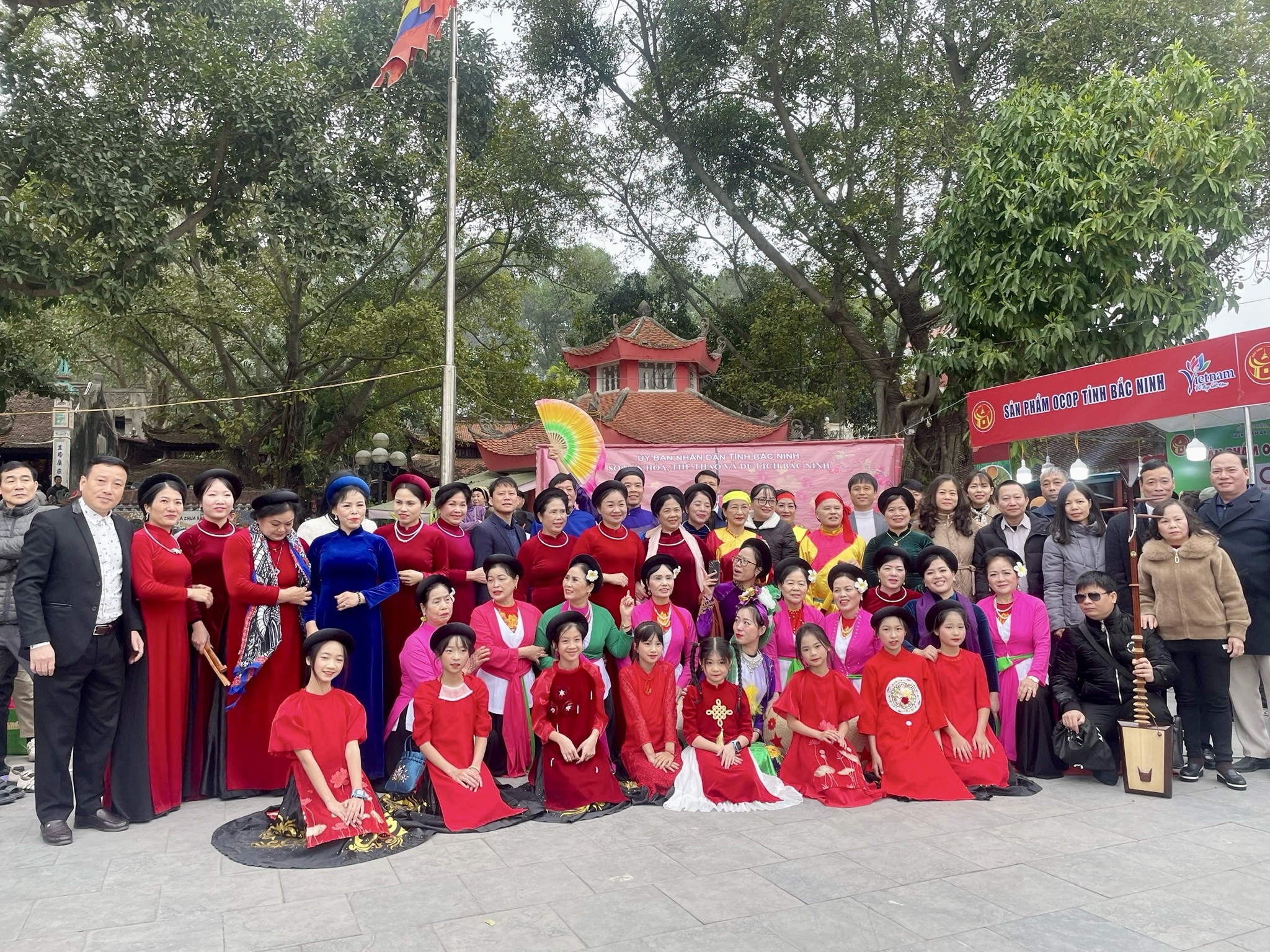 Trình diễn các loại hình nghệ thuật dân gian truyền thống và khu trưng bày, giới thiệu sản phẩm làng nghề tại Lễ hội Đền Bà chúa Kho.