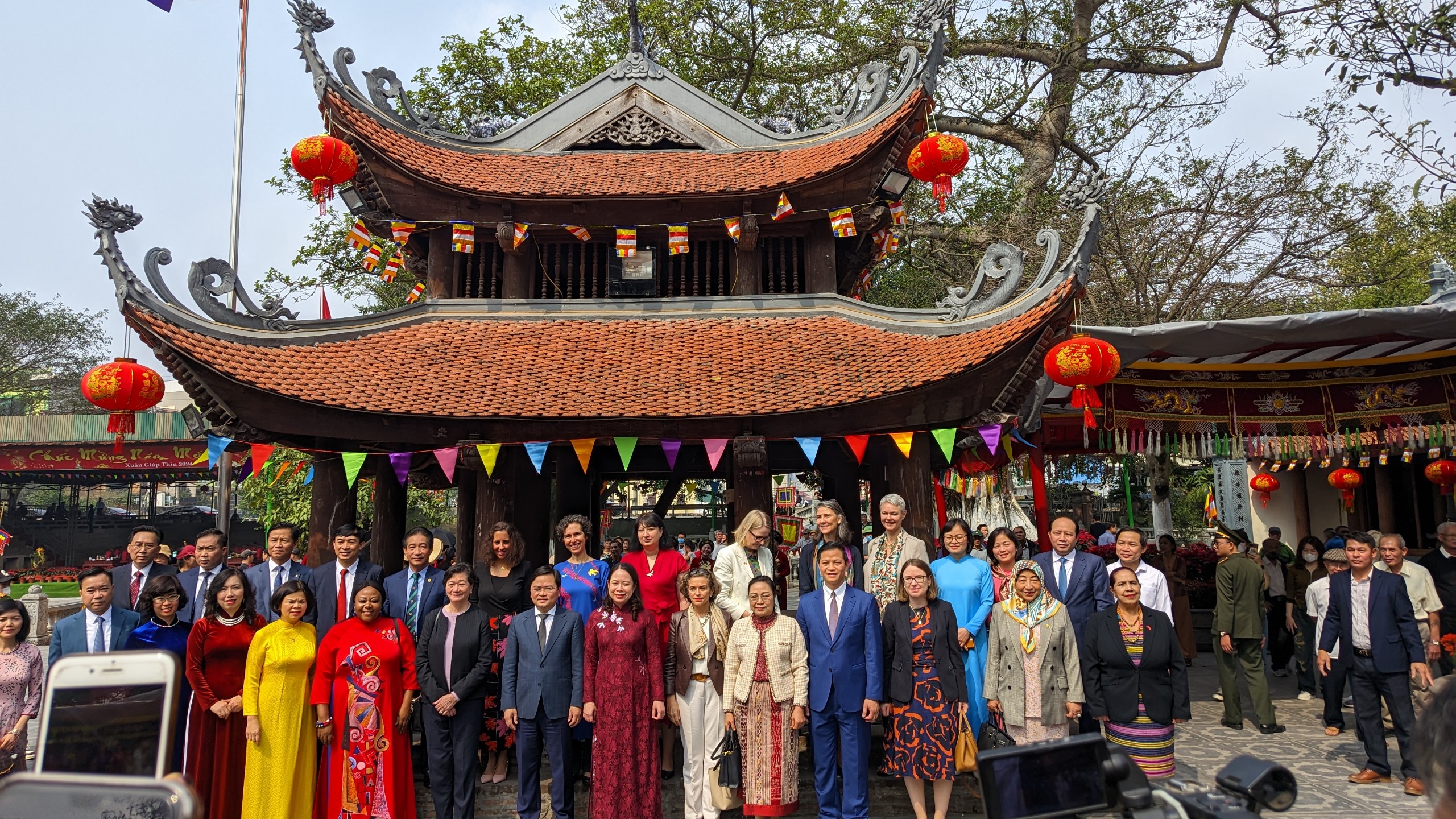 Phó Chủ tịch nước Võ Thị Ánh Xuân tham dự các hoạt động kỷ niệm Ngày Quốc tế Phụ nữ 8/3 tại Đình Đồng Kỵ