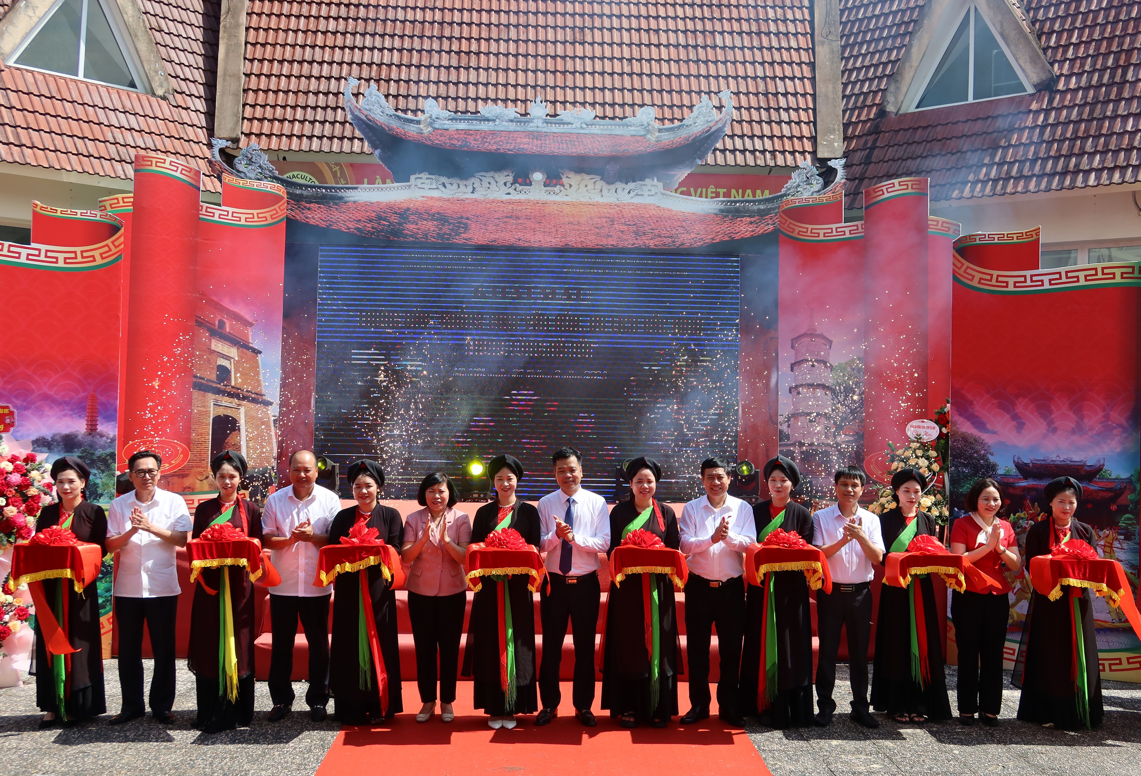 Khu trưng bày Không gian văn hóa- du lịch Bắc Ninh trong lòng Hà Nội  thu hút đông đảo du khách thăm quan