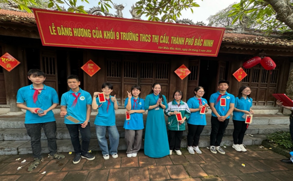 Đoàn Trường THCS Thị Cầu  dâng hương tại Văn Miếu Bắc Ninh