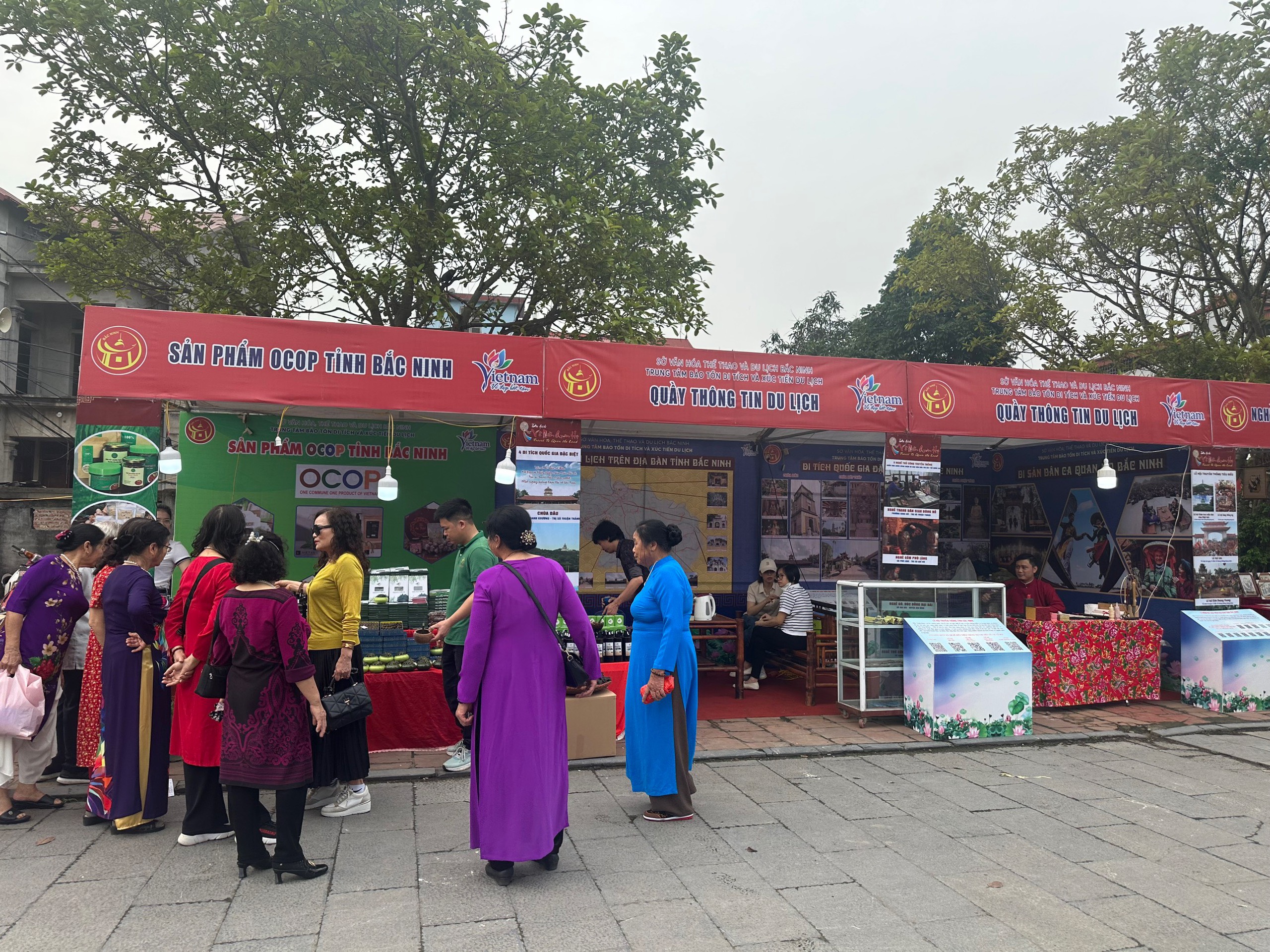 Trình diễn các loại hình nghệ thuật dân gian truyền thống và khu trưng bày,  giới thiệu sản phẩm làng nghề tại chùa Dâu năm 2024