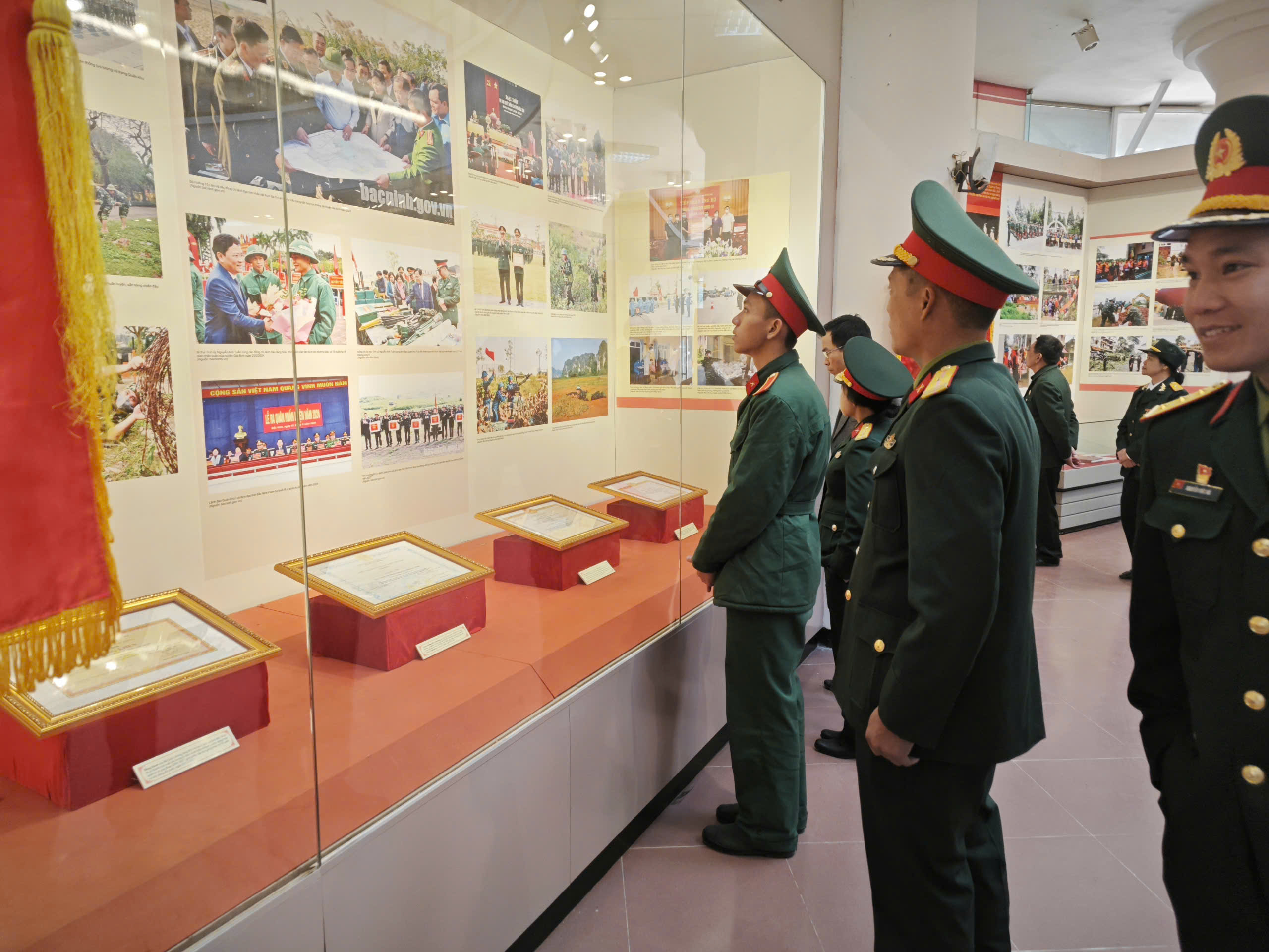 BẢO TÀNG TỈNH TỔ CHỨC TRƯNG BÀY CHUYÊN ĐỀ “LỰC LƯỢNG VŨ TRANG NHÂN DÂN TỈNH BẮC NINH TRONG  LỊCH SỬ CÁCH MẠNG VIỆT NAM’’ 