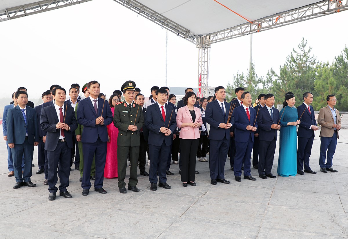 Lãnh đạo tỉnh dâng hương tưởng niệm đồng chí Ngô Gia Tự