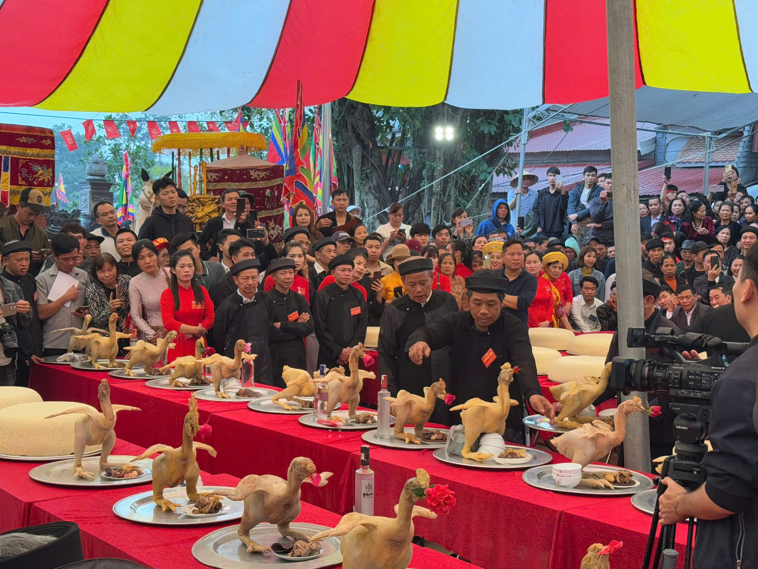 Hội thi độc lạ bậc nhất Bắc Ninh - Lễ xôi - gà nhập đình tại khu phố Nghi Khúc