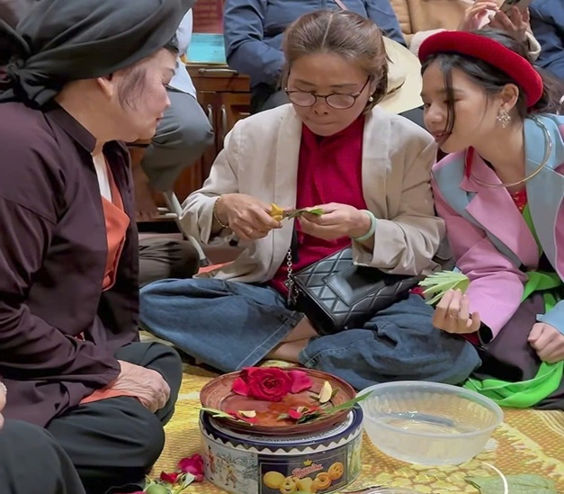 Trải nghiệm têm Trầu cánh phượng trong tour du lịch miễn phí "Tinh hoa văn hóa Bắc Ninh - Sắc màu di sản"