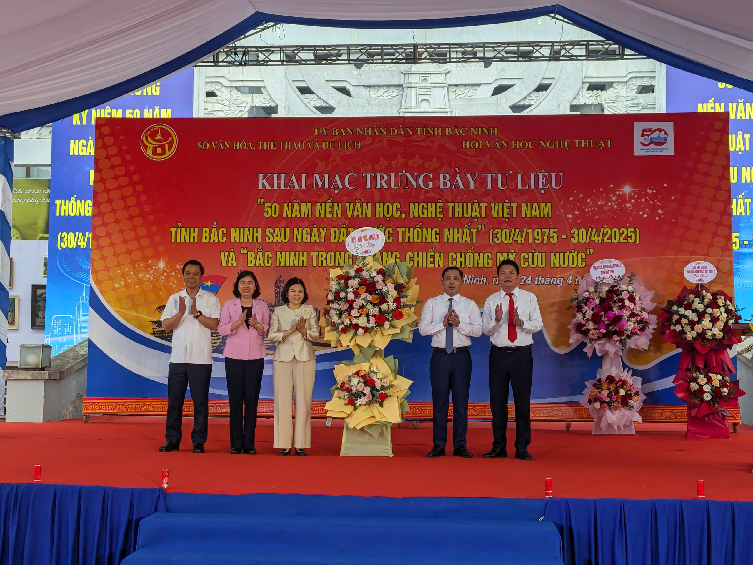 Khai mạc Trưng bày tư liệu “50 năm nền văn học, nghệ thuật Việt Nam sau ngày đất nước thống nhất” và “Bắc Ninh trong kháng chiến chống Mỹ cứu nước”.