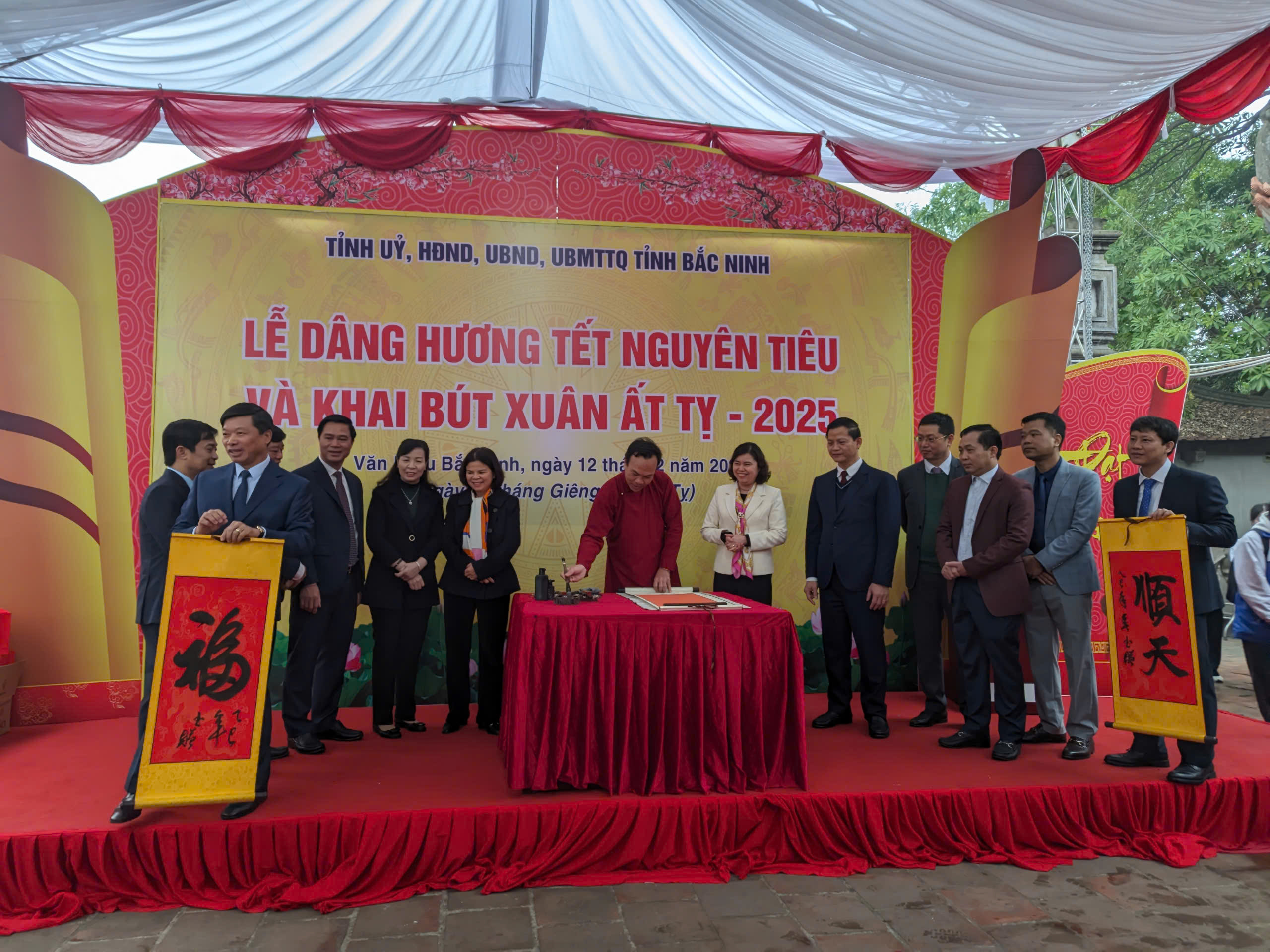 Dâng hương xin chữ đầu năm tại Văn Miếu Bắc Ninh