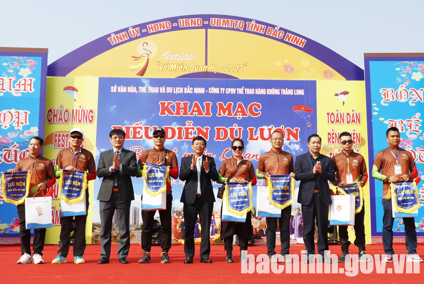 Khai mạc biểu diễn dù lượn với chủ đề “Bay về miền Quan họ”